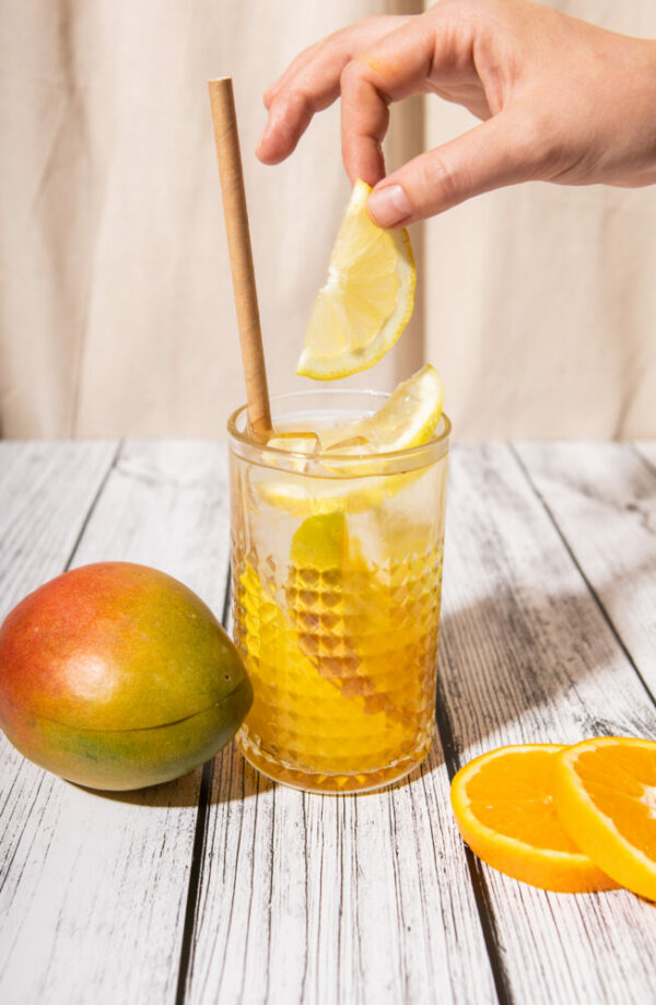 domácí mangová limonáda zdobený mangem a citronem